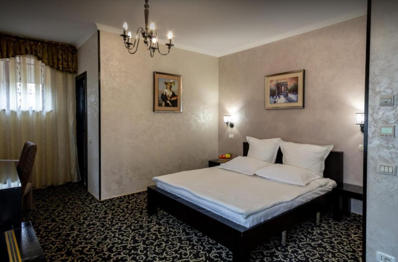 Pensiune Turistica Tosca Bacău Exteriör bild