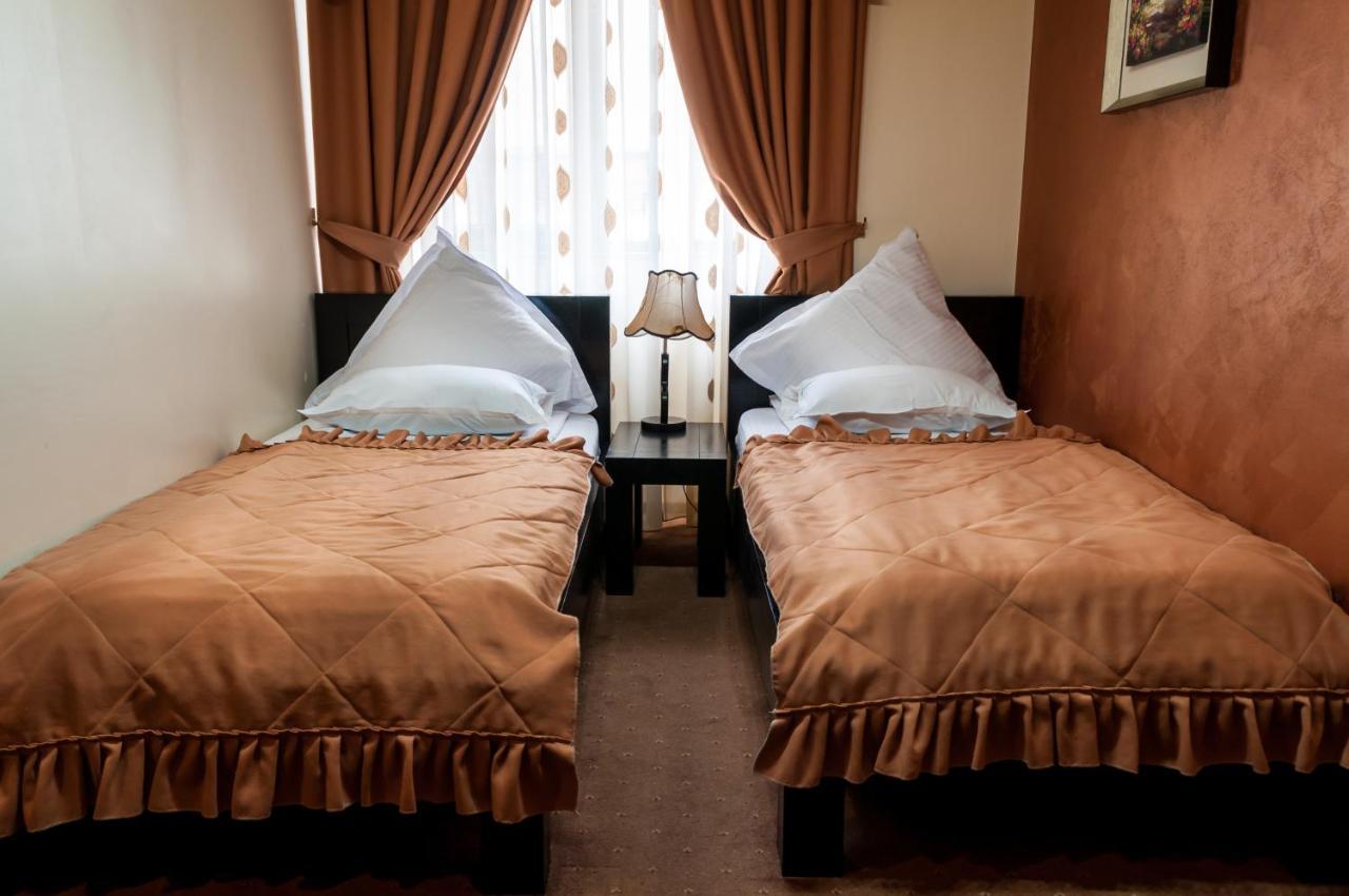 Pensiune Turistica Tosca Bacău Exteriör bild